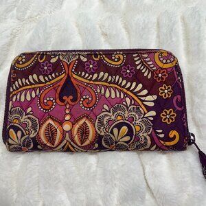 VGUC Vera Bradley Large Zip Clutch in Very Berry Paisley